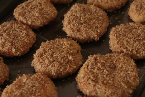 الكفتة على صينية مغلفة بنايلون شفاف