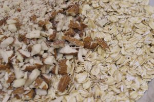 اللوز بعد التكسير اضفناه الى الشوفان