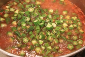 نضيف الماء حتى نغطي البامية