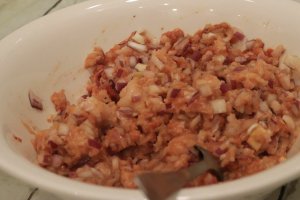 مفروم الدجاج بعد إضافة معجون الطماطم والبصل