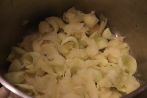 بعد مافرغنا البطاطس والكوسا نضعه في القدر بهذا الشكل