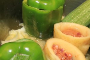 نقوم برص الخضار في القدر بشكل رأسي هكذا