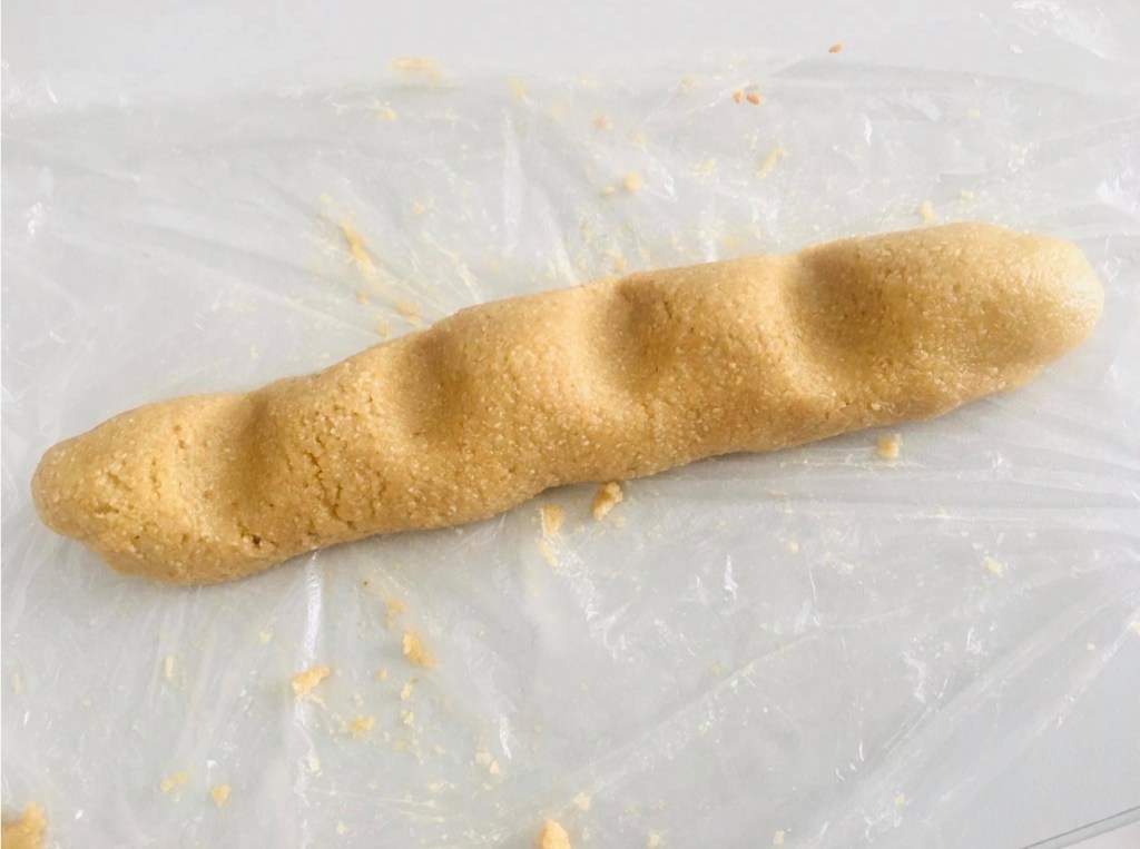 نقوم بتقسيم العجين بالتساوي