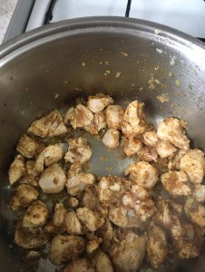 نضع البهارات على الدجاج