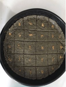 نقطع العجينة بالسكين الى مربعات قبل التخمير